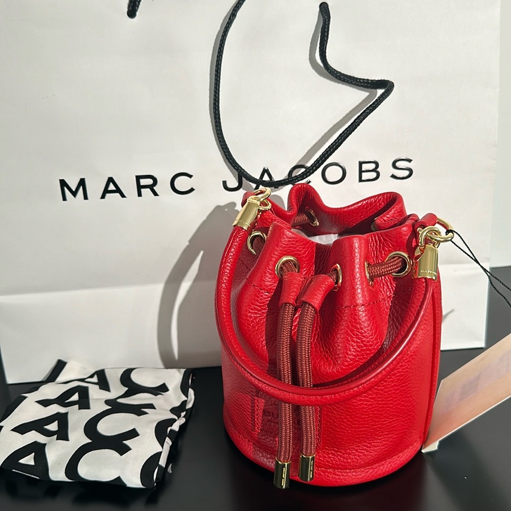 NEW! MARC JACOBS THE LEATHER MINI BUCKET BAG W/ dust bag color true red - Picture 2 of 6
